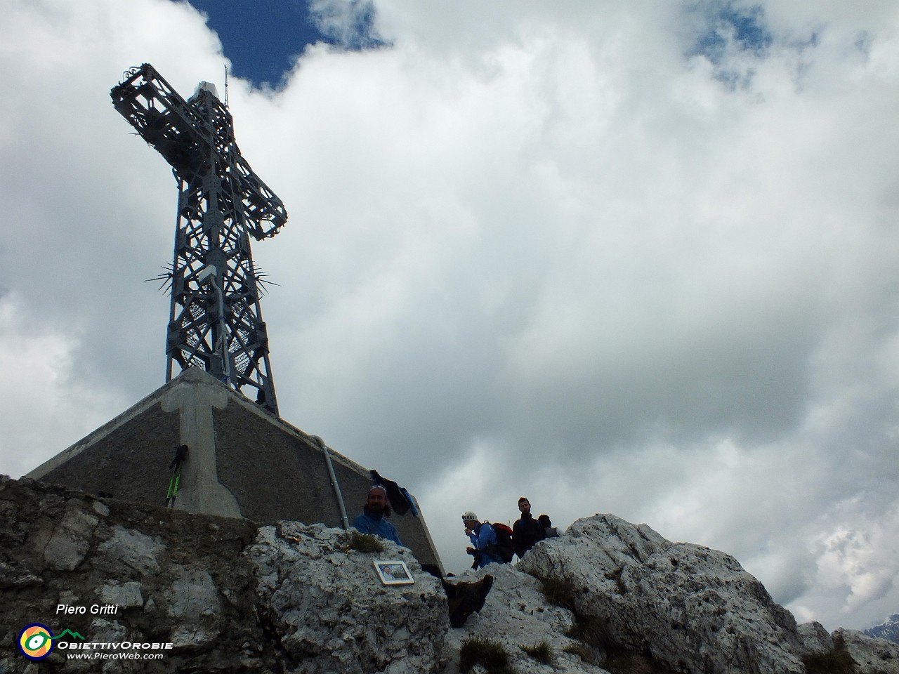 37 Croce sulla Punta Cermenati.JPG